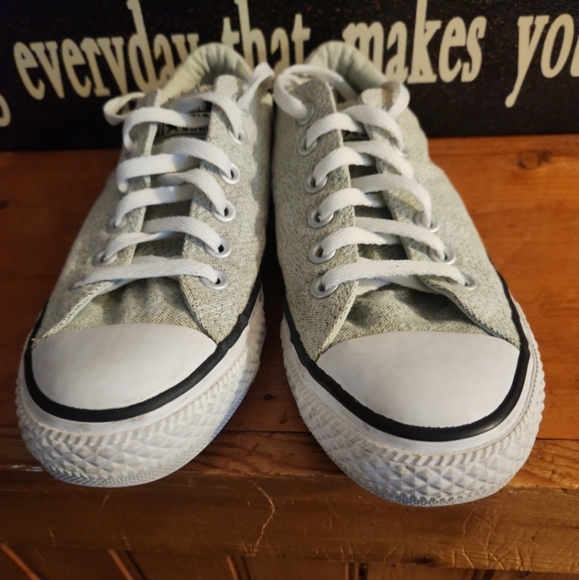 Women's Converse size 8 sneaker - Picture 6 of 6